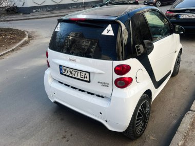 Kyiv, Ukrayna - 4 Mart 2025: Modern elektrikli kompakt Smart Fortwo arabası açık havada park edilmiş, sürdürülebilir kentsel ulaşım eğilimlerini sembolize ediyor.