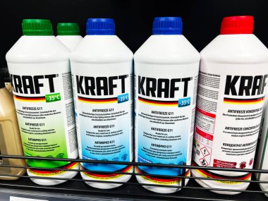 Kyiv, Ukrayna - Mart 04, 2025: Müşteriler için perakende rafında birden fazla Kraft Antifriz G11 sergilenmektedir
