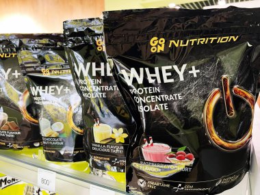 Kyiv, Ukrayna - Mart 04, 2025: Bir perakende ortamında vurgulanmış çeşitli lezzetlerle besin öğünleri beyaz protein karışımı.