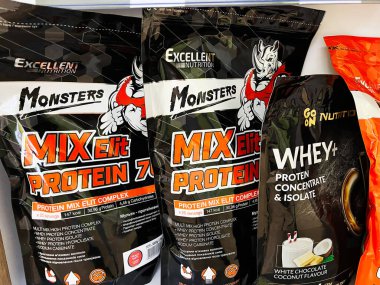 Kyiv, Ukrayna - Mart 04, 2025: Çeşitli protein tozu markaları sergilenmekte, sağlık, zindelik ve besin takviyelerini teşvik etmektedir