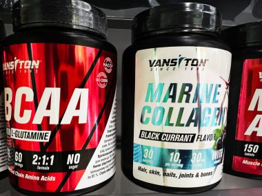 Kyiv, Ukrayna - Mart 04, 2025: Vansiton BCAA ve deniz kolajeni beslenme ürünlerini ön plana çıkaran bir raftaki fitness takviyeleri.