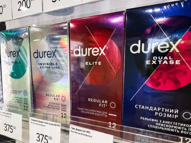 Kyiv, Ukrayna - Mart 04, 2025: Perakende satış ortamında raflarda çeşitli Durex kondom ambalajları sergileniyor