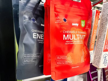 Kyiv, Ukrayna - Mart 04, 2025: Perakende ortamda sergilenen sağlık ve enerji artırımını destekleyen paketlenmiş sakızlar.