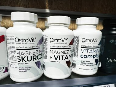 Kyiv, Ukrayna - Mart 04, 2025: OstroVit destek şişelerini bir mağazanın rafında kapatılarak etiketleri ve ambalajları vurgulanıyor.