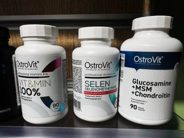 Kyiv, Ukrayna - Mart 04, 2025: Raftaki üç OstroVit katkı şişesi sağlık ve refah seçeneklerini destekliyor.