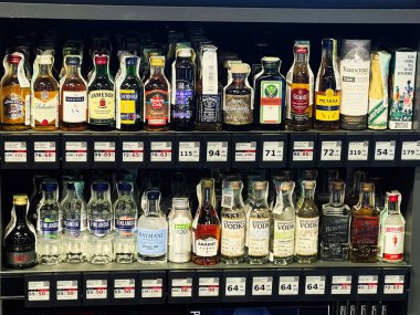 Kyiv, Ukrayna - Mart 04, 2025: Raflarda görülebilir fiyatlarla dizilmiş minyatür alkol şişeleri.
