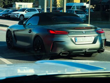 Kyiv, Ukrayna - 04 Mart 2025: Şık, modern bir BMW Z4 arabası sofistike bir tasarım ve premium otomotiv sunuyor.