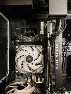 Kyiv, Ukrayna - 04 Mart 2025: Donanım, hayranlar ve grafik kartlarının yer aldığı bilgisayar dahili bilgisayar oyunlarına yakın çekim