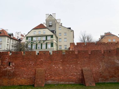 Benzersiz mimarisi ve korunmuş kırmızı tuğla duvarları olan tarihi Varşova Barbican Eski Kasabası