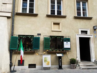 Varşova, Polonya - 09 Mart 2025 Varşova 'da bir İtalyan restoranı Ciao Napoli' nin dış görünüşü yeşil panjurlu cephesi.