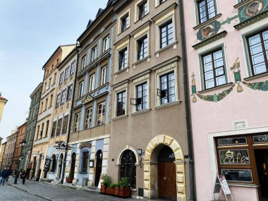 Varşova, Polonya - 09 Mart 2025: Varşova 'da renkli cepheler ve mimari sergilenen tarihi binaların manzarası