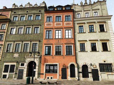 Varşova, Polonya - 09 Mart 2025: Polonya 'nın eski Varşova kentinde renkli cepheli tarihi apartmanlar