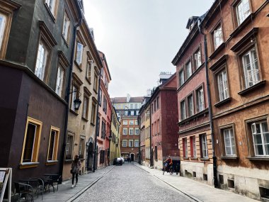 Varşova, Polonya - 09 Mart 2025: Cobblestone Caddesi Polonya 'nın Varşova kentinde renkli binalar ve yayalarla dolu