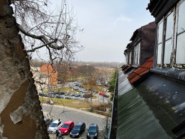 Varşova, Polonya - 09 Mart 2025: Varşova 'nın kentsel mimarisi ve doğal çevresinin yukarıdan panoramik görünümü.