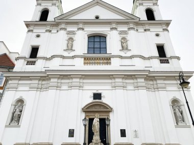 Varşova, Polonya - 09 Mart 2025: Polonya 'nın Varşova şehrinde bulunan barok tarzı Kutsal Ruh Kilisesi' nin güzel manzarası