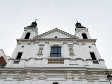 Varşova, Polonya - 09 Mart 2025 Varşova 'daki tarihi bir Kutsal Ruh Kilisesi cephesinde geleneksel mimari özellikler sergilenmektedir..