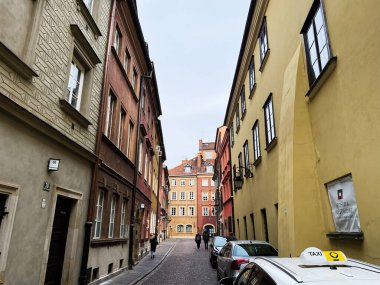 Varşova, Polonya - 09 Mart 2025: Varşova, Polonya 'da Krzywe Kolo caddesi canlı tarihi konaklarla çevrili