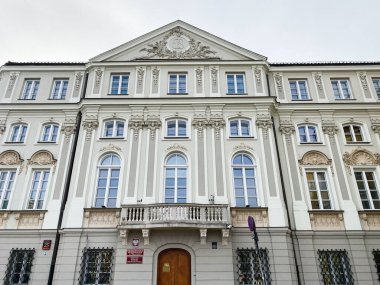 Varşova, Polonya - 09 Mart 2025: Savcılık. Varşova 'daki tarihi bina klasik tasarım ve dekoratif pencerelerle ayrıntılı cephe sergiliyor.