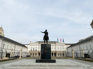 Varşova, Polonya - 09 Mart 2025: Başkanlık Sarayı. Binici Jozef Poniatowski heykeli Varşova civarında mimariyle çevrili tarihi bir figürü resmediyor..