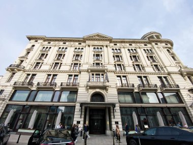 Varşova, Polonya - 09 Mart 2025: Hotel Bristol, lüks bir koleksiyon. Polonya 'nın Varşova kentindeki görkemli tarihi bir binanın açık bir gününde mimarisi.