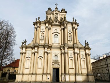 Varşova, Polonya - 09 Mart 2025: Polonya 'nın Varşova şehrinde karmaşık mimari fotoğraflarla süslenmiş St. Joseph Barok Kilisesi.