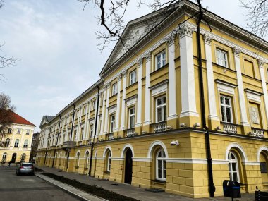 Varşova, Polonya - 09 Mart 2025: Polonya 'nın Varşova kentinde klasik mimari tarzdaki tarihi sarı üniversite binası