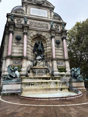 Paris, Fransa - 30 Nisan 2024: Paris 'teki Başmelek Aziz Michael şelalesi heykeli neoklasik bir sanat tarzını temsil etmektedir.