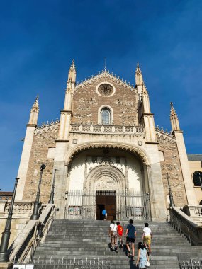 Madrid, İspanya - 22 Ağustos 2024: San Jeronimo el Real. Madrid, İspanya 'da bulunan tarihi bir kilise Gotik mimari ve karmaşık ayrıntıları sergiliyor..
