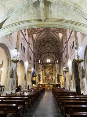 Valencia, İspanya - 22 Ağustos 2024: Gotik mimari ve dini eserlerin yer aldığı görkemli kilise iç mimarisi, İspanya