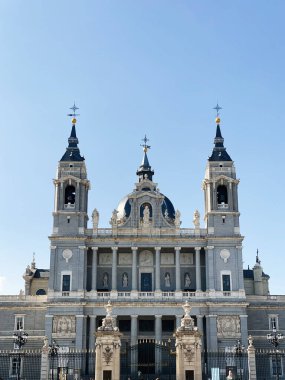 Madrid, İspanya - 22 Ağustos 2024: Madrid, İspanya 'da açık gökyüzünün altında iki kuleli süslü bir Almudena Katedrali.