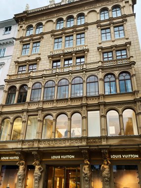 Viyana, Avusturya - 10 Mart 2024: Viyana 'daki Louis Vuitton binası çarpıcı mimari ve lüks perakende atmosferi sergiliyor.