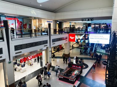 Varşova, Polonya - 08 Mart 2025: Dükkanları, yaya geçidi ve insanların baktığı kalabalık Westfield Arkadia alışveriş merkezi.