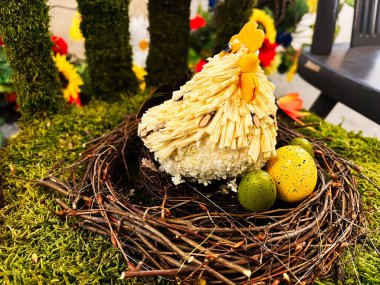Kırsal kesimdeki yumurtalara dayanan canlı detaylarla el yapımı tavuk heykeli.