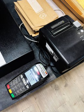 Kyiv, Ukrayna - 10 Mart 2025: İşlemler için bir mağaza masasındaki satış makinesi ve makbuz yazıcısı