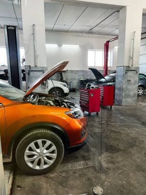 Kyiv, Ukrayna - 10 Mart 2025: Araç bakım ve işletim araçlarını gösteren otomotiv tamirhanesi içi