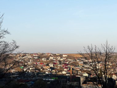 Gün ışığında aydınlatılan evleri ve manzarası olan küçük bir kasabanın güzel manzarası.