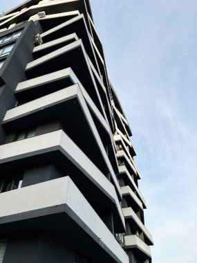 Düşük açılı perspektiften bakıldığında eşsiz balkon tasarımlı çağdaş daire