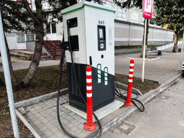 Kyiv, Ukrayna - 12 Mart 2025: Yakın park tesisi olan bir elektrikli araç şarj istasyonu