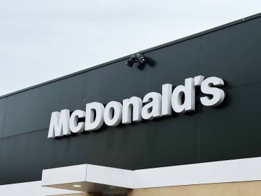 Kyiv, Ukrayna - 12 Mart 2025: McDonald 's restoranının temiz tabelalı ve tanınabilir markalı dış görünümü.