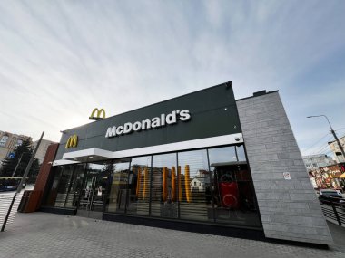 Kyiv, Ukrayna - 12 Mart 2025: Açık bir günde şehir ortamında cam cepheli McDonald 's fast food restoranı