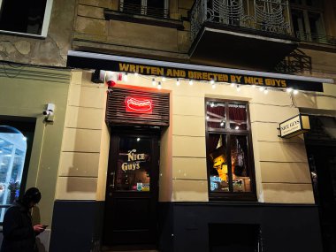 Lviv, Ukrayna - 12 Mart 2025: iyi adamlar tarafından yazıldı ve yönetildi. Gece hayatı boyunca neon ışıkları olan modern bir bar girişi..