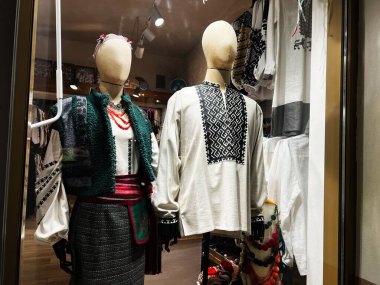 Lviv, Ukrayna - 12 Mart 2025: Zengin kültür mirası ve zanaatkarlığını sergileyen geleneksel Ukrayna nakışlı giysilerin canlı gösterisi.