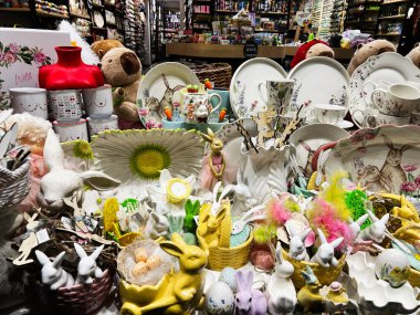 Lviv, Ukrayna - 12 Mart 2025: Canlı Paskalya tavşanı koleksiyonu ve çiçek temalı seramik mevsimsel ambiyansı artırıyor.