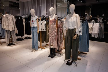 Lviv, Ukrayna - 13 Mart 2025: Mankenler çağdaş bir perakende giyim mağazasında moda kıyafetlerini sergiliyorlar.