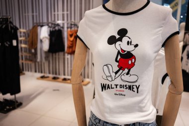 Lviv, Ukrayna - 13 Mart 2025: Çağdaş bir giyim mağazasında şık bir Mickey Mouse gömleği sergilemek.