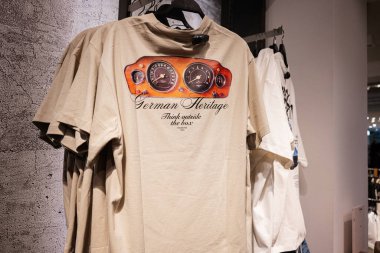 Lviv, Ukrayna - 13 Mart 2025: Alman otomotiv mirası sergilenen şık baskılı bir tişörtün yakın çekimi. Kutunun dışını düşün.. 