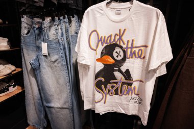 Lviv, Ukrayna - 13 Mart 2025: Yaratıcı asi ördek illüstrasyonu ve grafiti içeren beyaz tişört Sistem Vakvak Sistemi ve Satılık Kalan Punk metni.