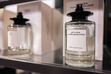 Lviv, Ukrayna - 13 Mart 2025: Şık Zara Vetiver Pamplemousse parfüm şişesi perakende rafına yerleştirildi