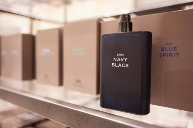 Lviv, Ukrayna - 13 Mart 2025: Süslü Donanma Kara Zara parfüm şişesi bir mağazada paketlenerek çevrilmiş.