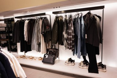 Lviv, Ukrayna - 13 Mart 2025: Modern giysi, ayakkabı ve aksesuarların sergilendiği düzenli perakende sergisi.